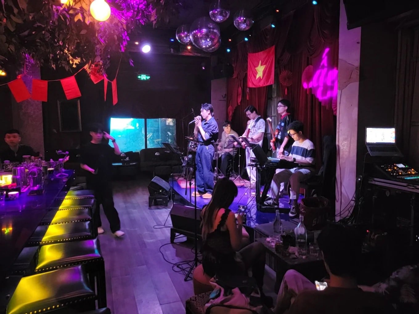 Ấy Lounge